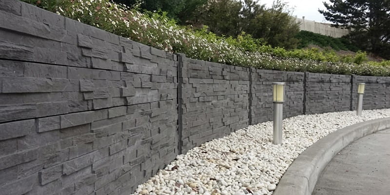 دیوار حائل با سنگ‌های صاف و منظم در کنار مسیر پیاده‌رو