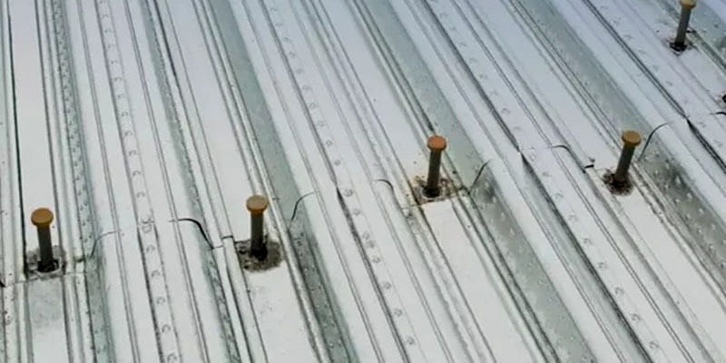 نمای سقف عرشه فولادی با گل میخ‌ های نصب‌ شده