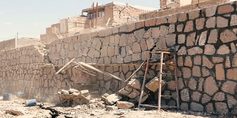 دیوار حائل سنگی در حال ساخت برای تثبیت شیب زمین