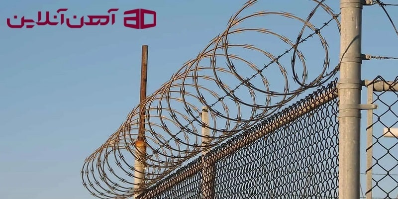 سیم خاردار حلقوی روی دیوار برای حفاظت محیط