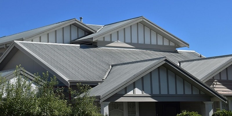 نمایی از سقف شیروانی اجراشده با ورق گالوانیزه