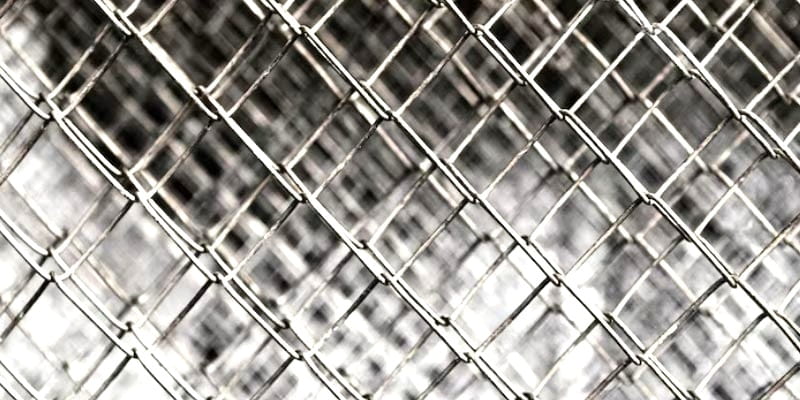 توری فلزی درشت بافت، در فضاهای باز عملکرد مناسبی دارد.