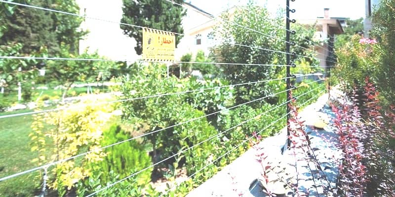 نمایی از حصار الکتریکی را در این تصویر مشاهده می کنید.