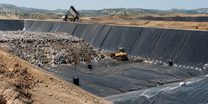 از ورق ژئوممبران متریال HDPE ضخامت 1.5 عرض 2 برای مدیریت پسماند استفاده می شود.