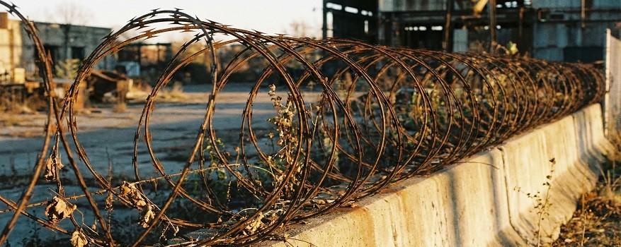 معرفی سیم خاردار حلقوی؛ ساختار، ویژگی‌ها و موارد استفاده