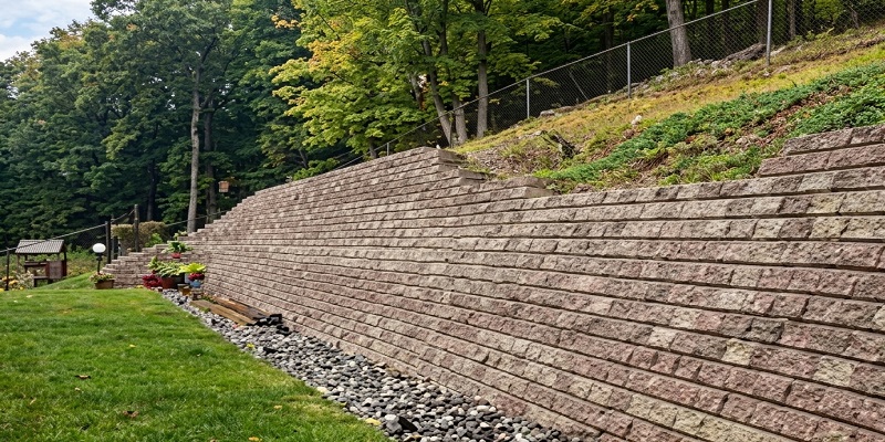 دیوار حائل سنگی در باغ با شیب طبیعی زمین