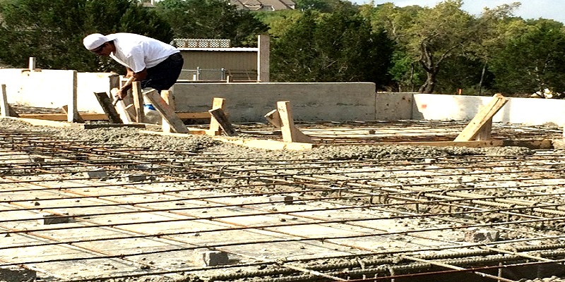 کارگر در حال اجرای فونداسیون گسترده