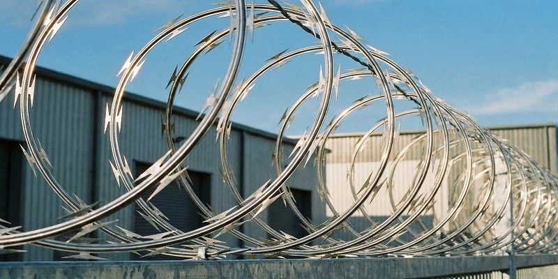 نمایی از سیم خاردار حلقوی استیل