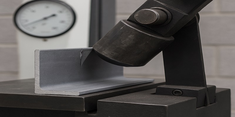 نمایی از تست ضربه نبشی