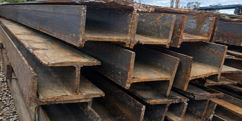 تیرآهن دست دوم با آثار زنگ زدگی سطحی
