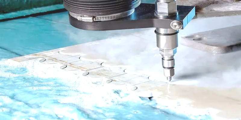 نمایی از انجام فرآیند برشکاری سرد