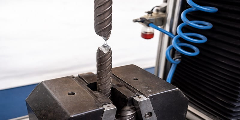 فرآیند آزمایش مقاومت کششی نمونه میلگرد فولادی در دستگاه کشش