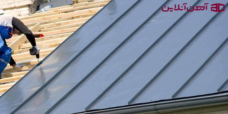 کارگر در حال اجرای سقف شیروانی با ورق گالوانیزه