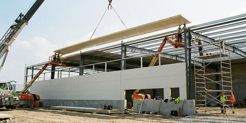 کارگران در حال نصب ساندویچ پانل دیواری